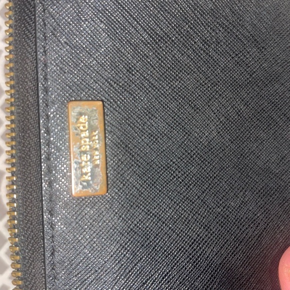 Kate Spade NY Wristlet Black Saffiano Leather 3 Pockets 6 Cards + Check Book GUC - Picture 2 of 10